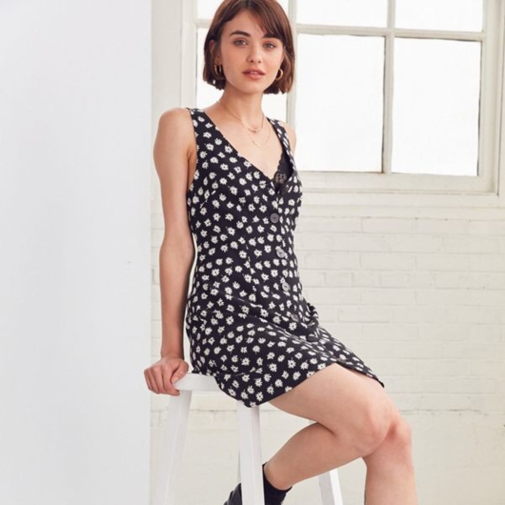UO button down black & white floral dress